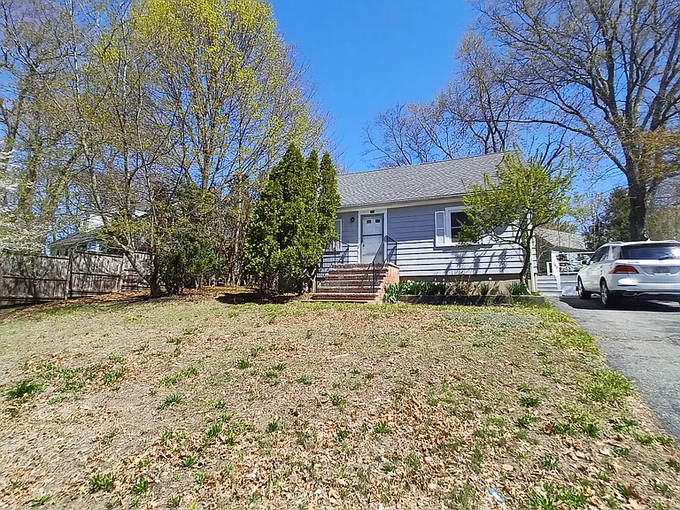 285 Lowell St — Photo 3