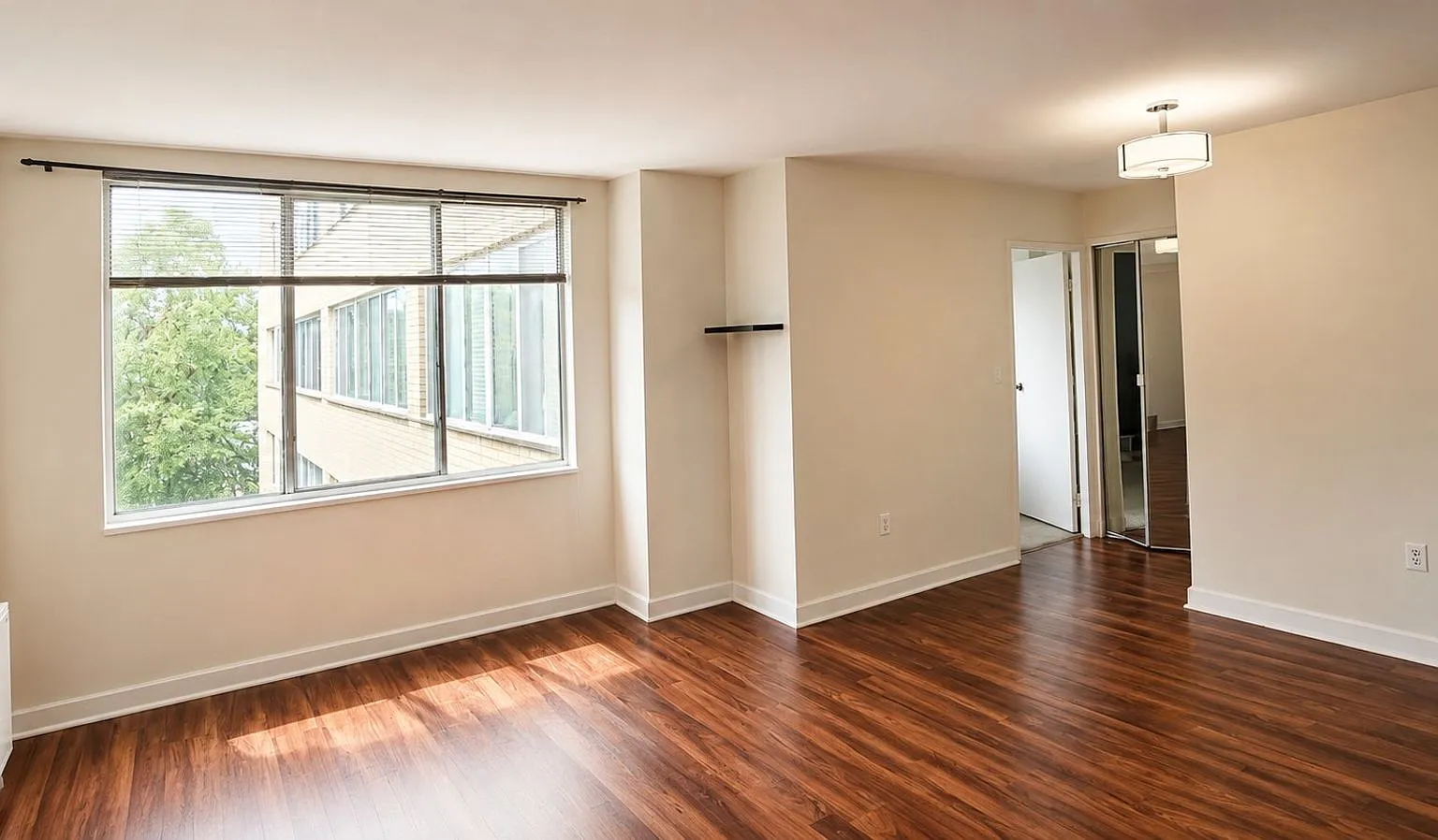 Bright & Spacious 1 Bdrm w/Utilities Included & Parking Avail- River Towers Condos — Photo 2