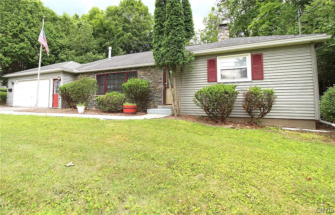 3 bed, 1.5 bath, 1721 sqft, $2,900 — Photo 2