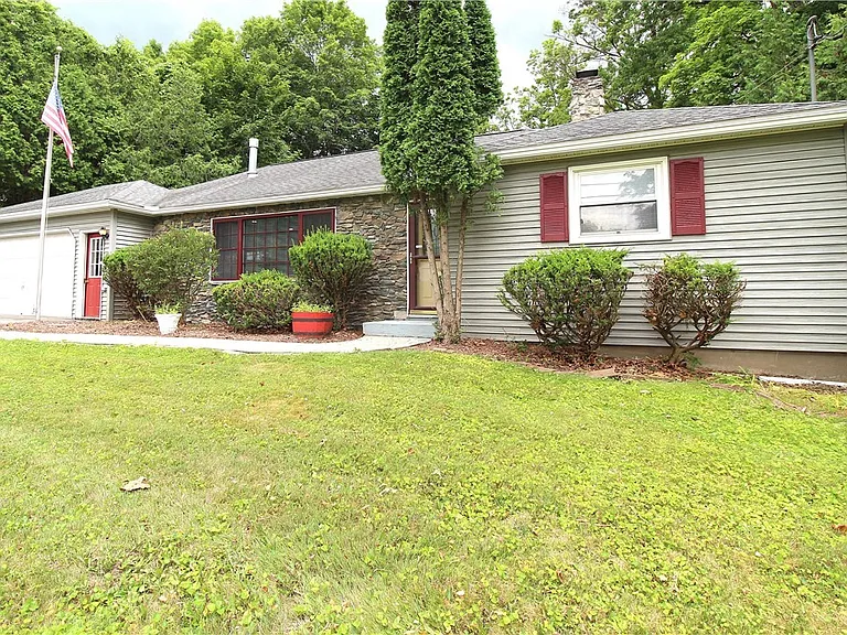 24 Forest Rd — Photo 2