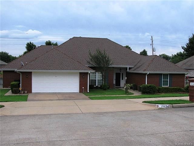 1024 Arbor Dr. This is a beautiful Taylor built home with a split floor plan.
