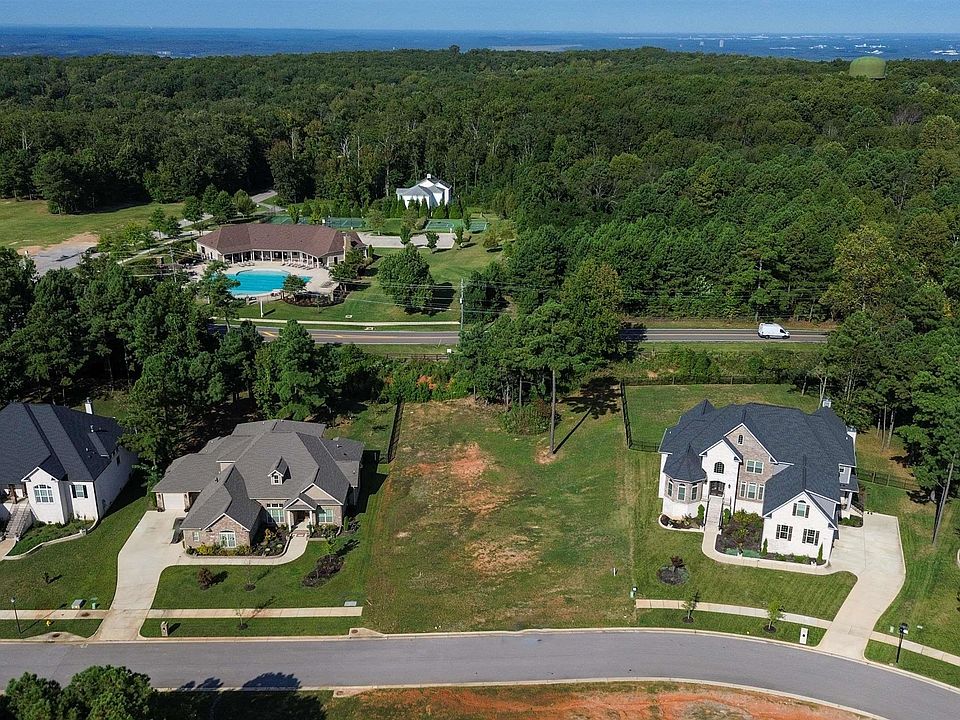 2nd image of 10 Scenic Loop Rd SE