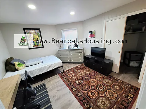 138 Beethoven St Photo 1