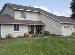1111 Lazy Creek Dr, Newton, KS 67114