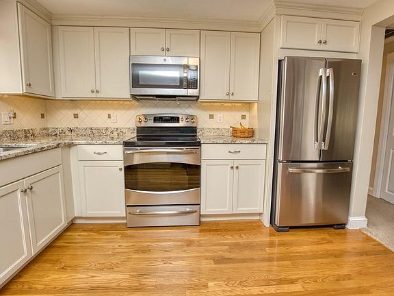 4th image of 24 Connelly Cir