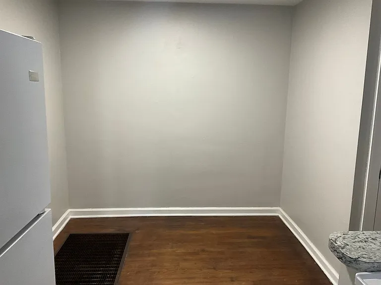 228 Sutherland Dr — Photo 11