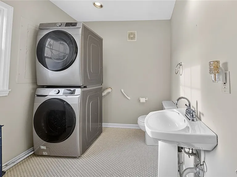 2340 Court St — Photo 5