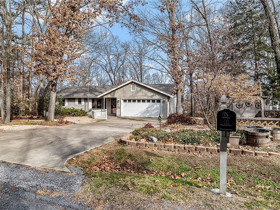 1st image of 6 Belvoir Ln