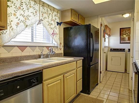 4th image of 3419 Point East Dr