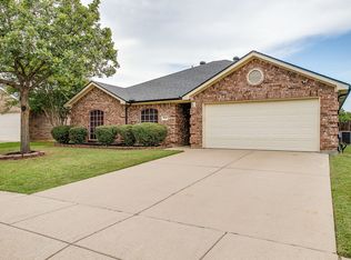 820 Chestnut Ave, Burleson, TX 76028