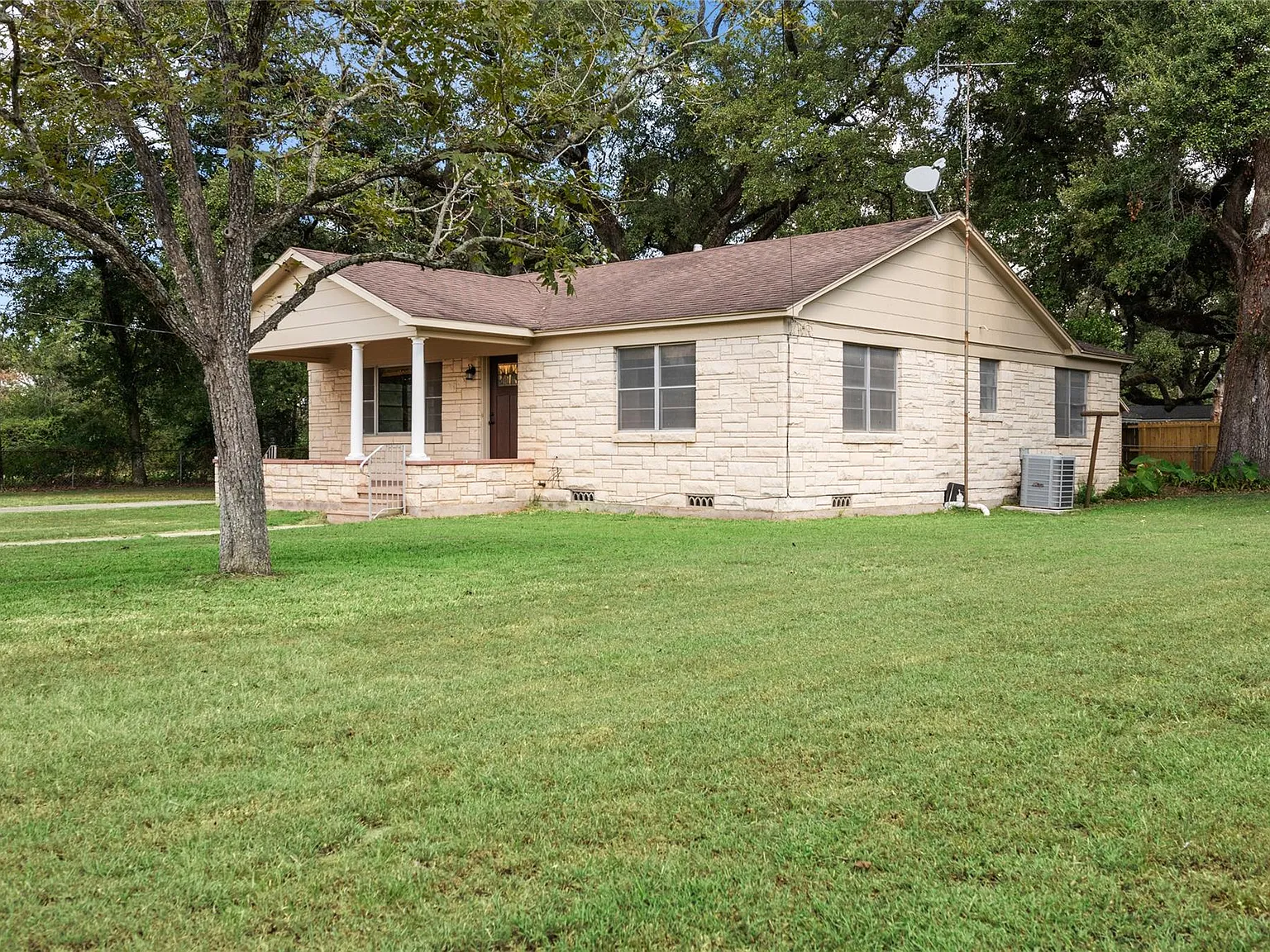 2 bed, 1.0 bath, 1440 sqft, $1,700 — Photo 2