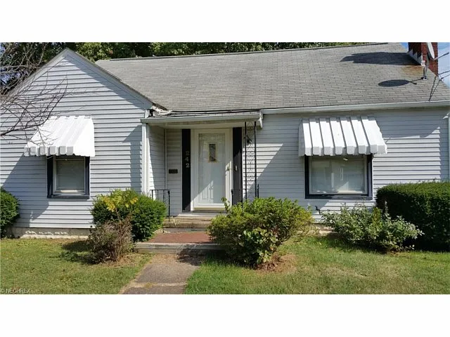 242 Willard Ave NE photo 1