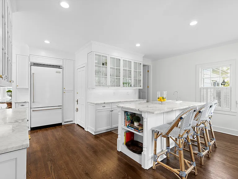 1 Bishop Ave — Photo 4