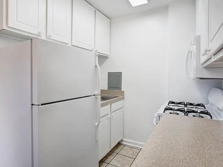 Hill House Apartments — Photo 10