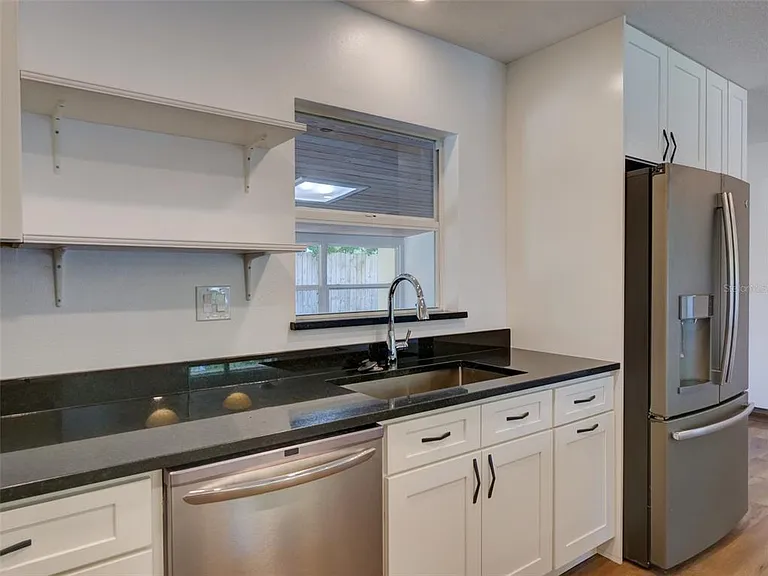 305 Sunset Dr — Photo 5
