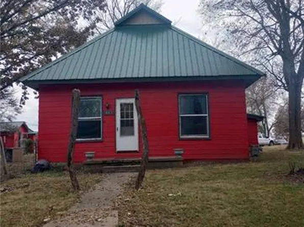 207 E 2nd St, Muscotah, KS 66058