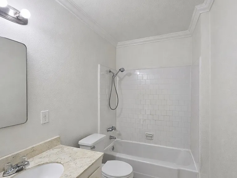 538 W 82nd St #1 — Photo 2