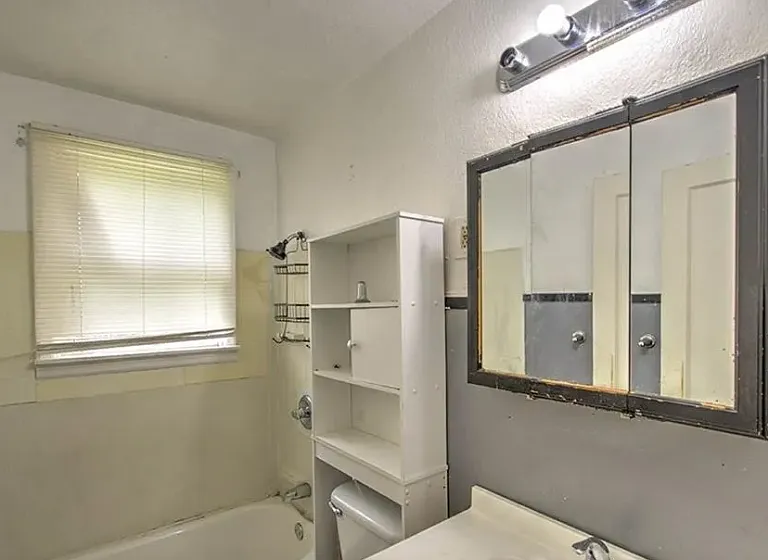 867 S Belmont Ave — Photo 3