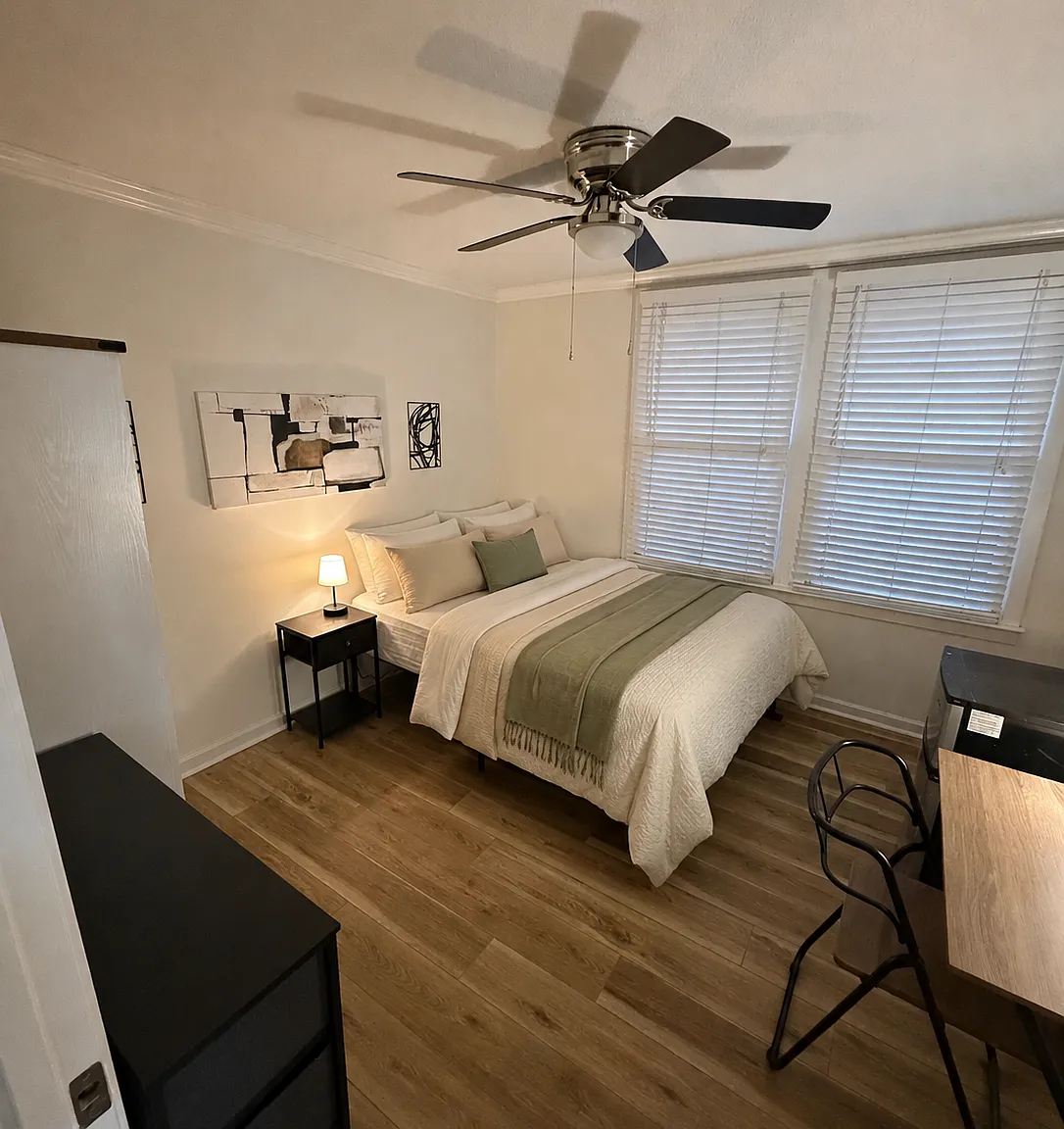 6 bed, 2000 sqft, $932 — Photo 1