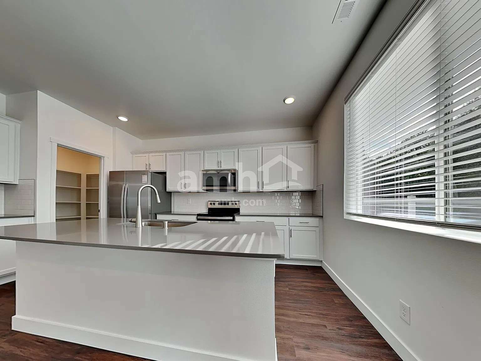 4 bed, 2.5 bath, 2208 sqft, $3,300 — Photo 3