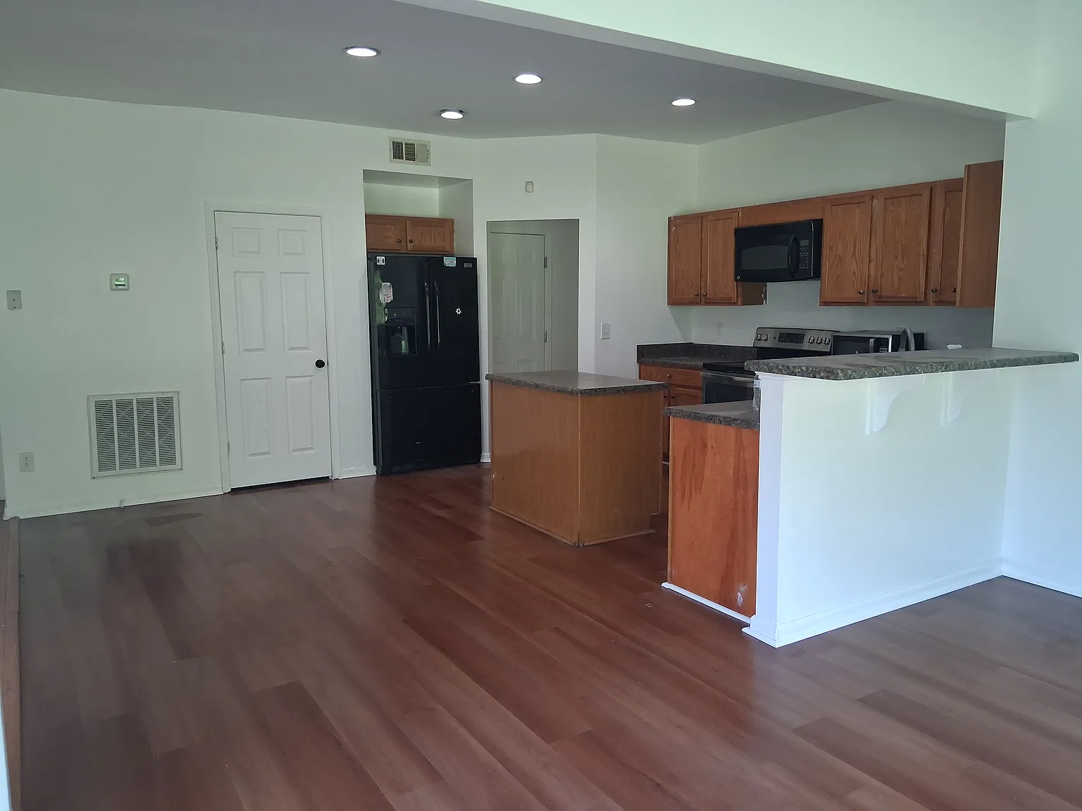 4 bed, 2384 sqft, $2,250 — Photo 3
