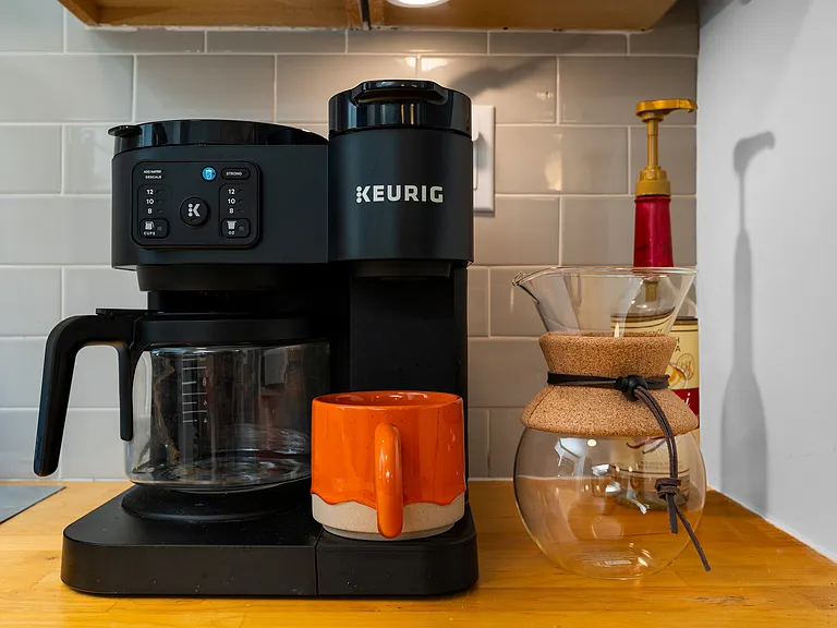 Both Keurig Duo single cup or full pot coffee maker and pour over coffee makers are provided.