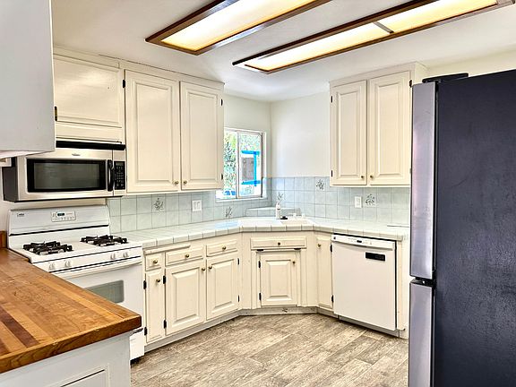 3rd image of 1354 Richard St