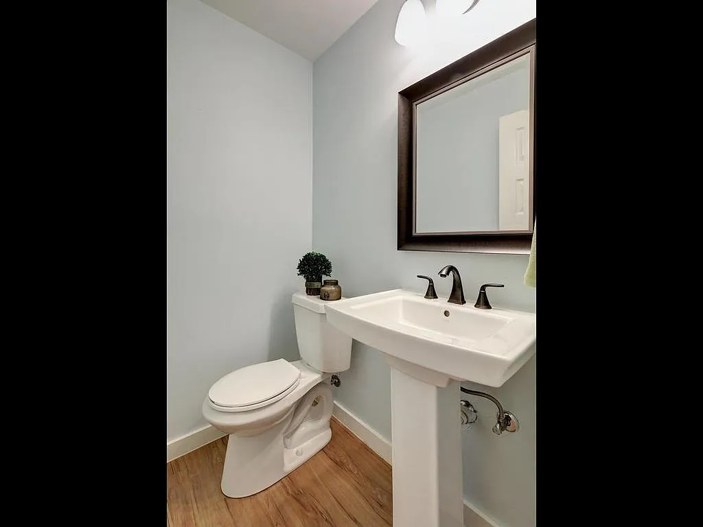 2 bed, 1.5 bath, 924 sqft, $1,600 — Photo 4