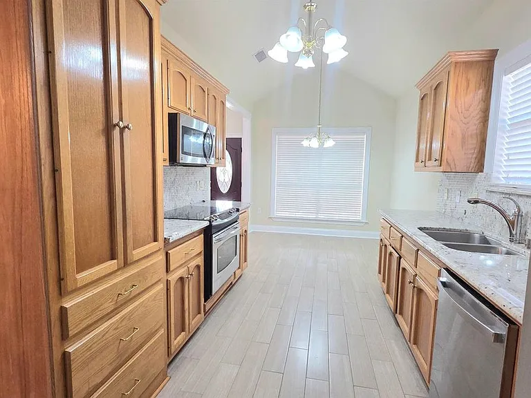 282 Allan Dr — Photo 2