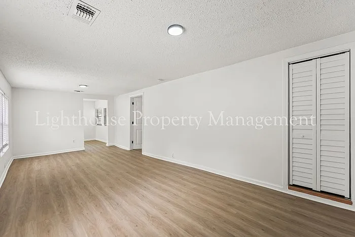 1021 Woodstock Ave — Photo 4
