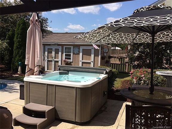 3rd image of 527 Wrayhill Dr #208