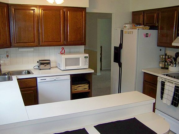 Spacious kitchen with lots of counter space!
