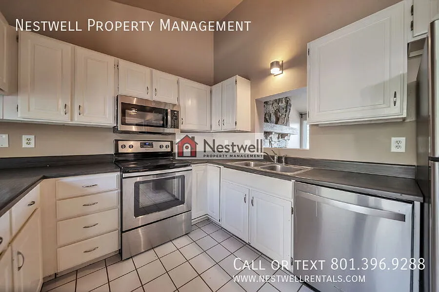 Spacious 4-bed Duplex in Cottonwood Heights — Photo 3