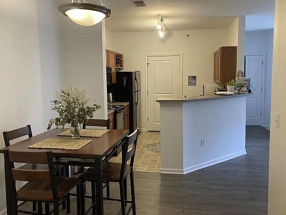Kitchen / dining area.