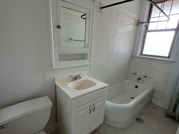 5th image of 7307 N Greenview Ave #2