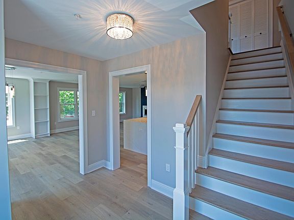 2nd image of 409 Richmond Ave #202