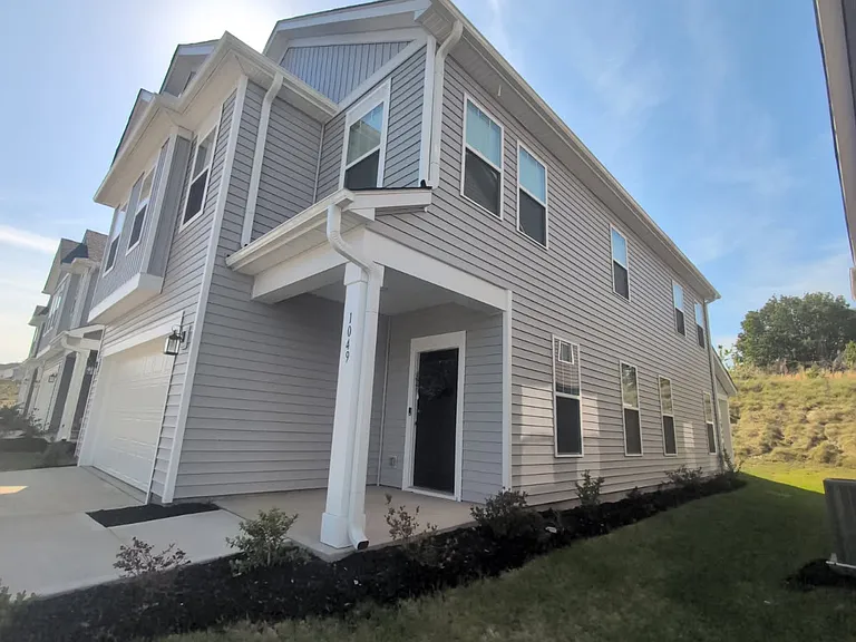 1049 Nadine Way — Photo 3