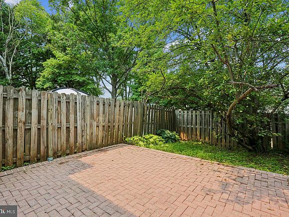 4th image of 11 Teaneck Ct