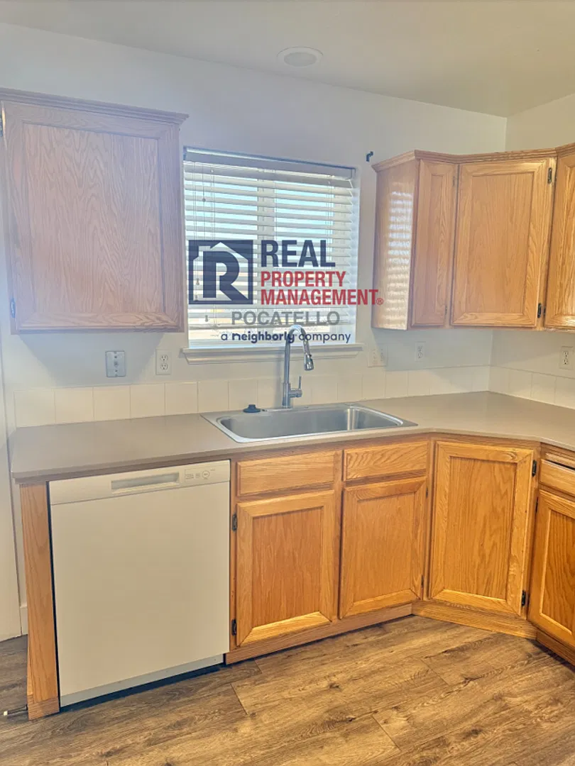 3 Bedroom 1.5 Bath Apartment - 1 car garage — Photo 4