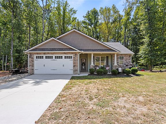 4th image of 1008 Saluda Dr