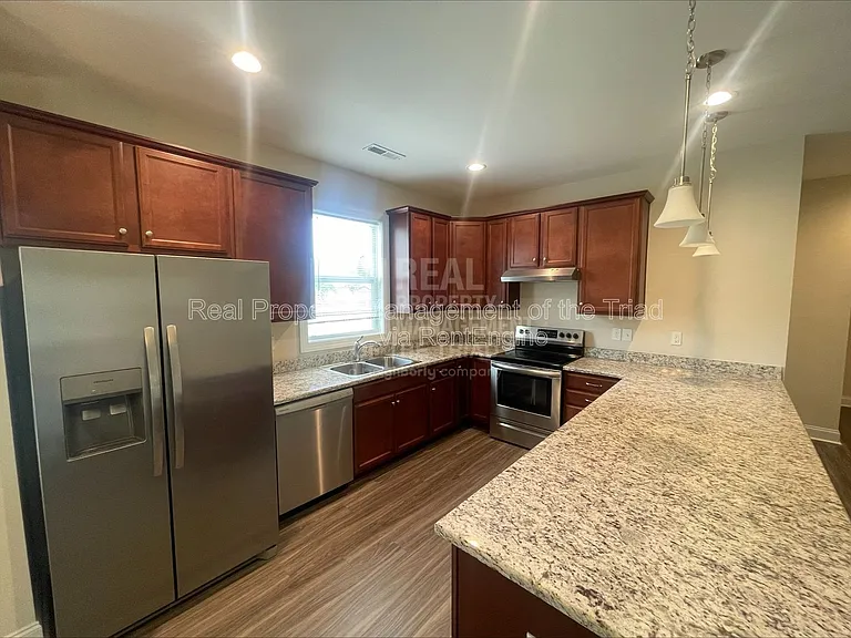 206 Hassellwood Dr — Photo 4