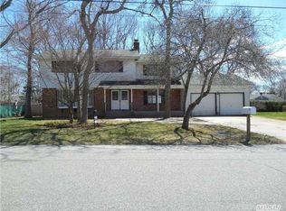 17 Harvard Dr, Hampton Bays, NY 11946