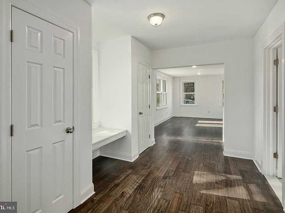 4th image of 989 Highland Ave