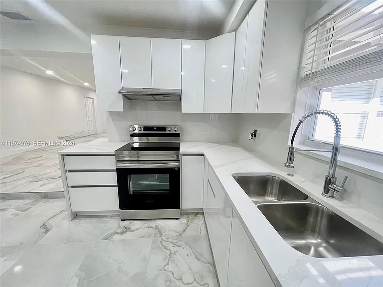1649 NE 8th Ave — Photo 12