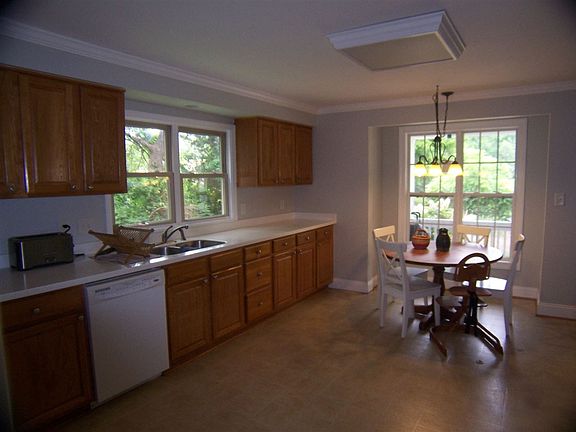 5th image of 210 Brownville St