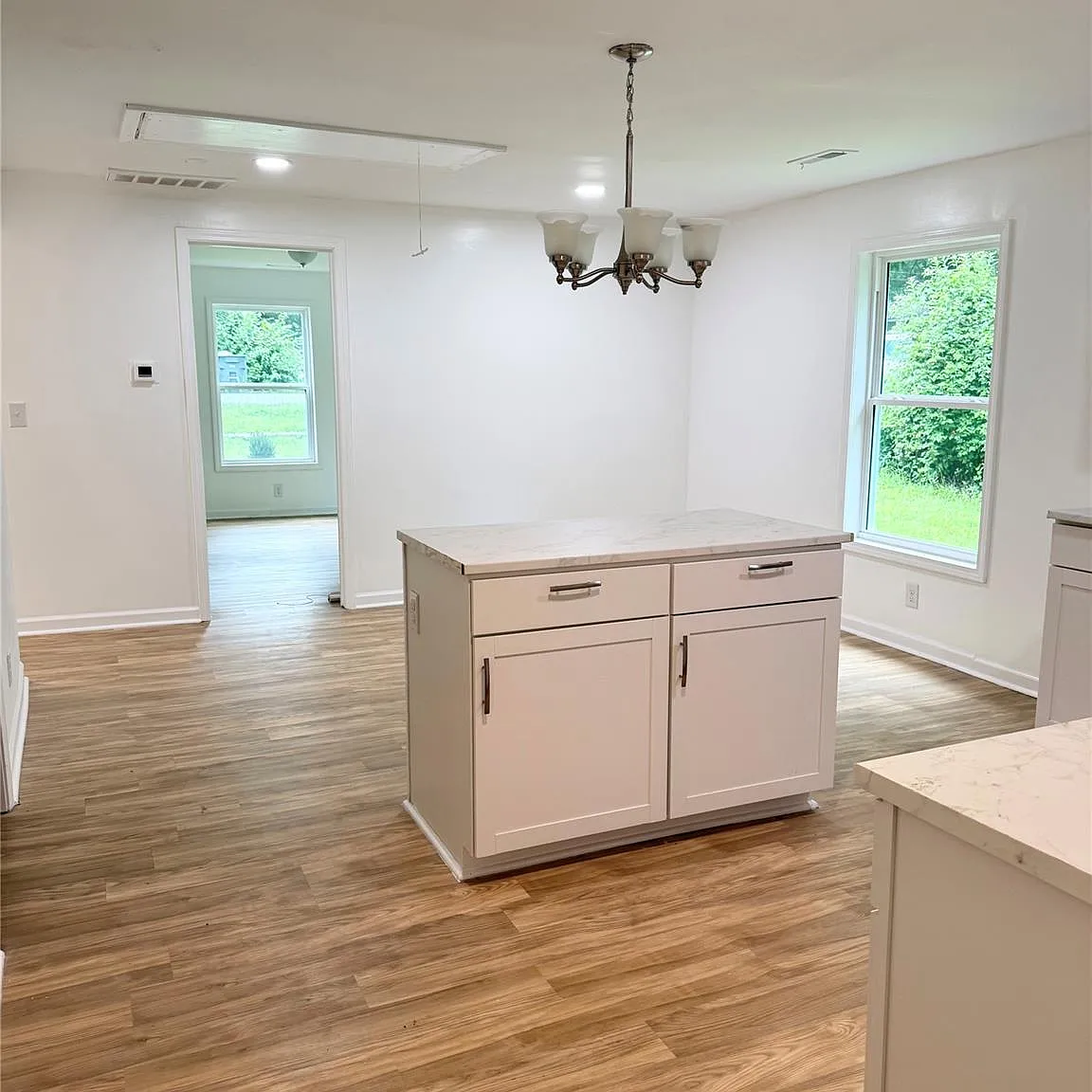 3 bed, 1.0 bath, 1059 sqft, $1,750 — Photo 2