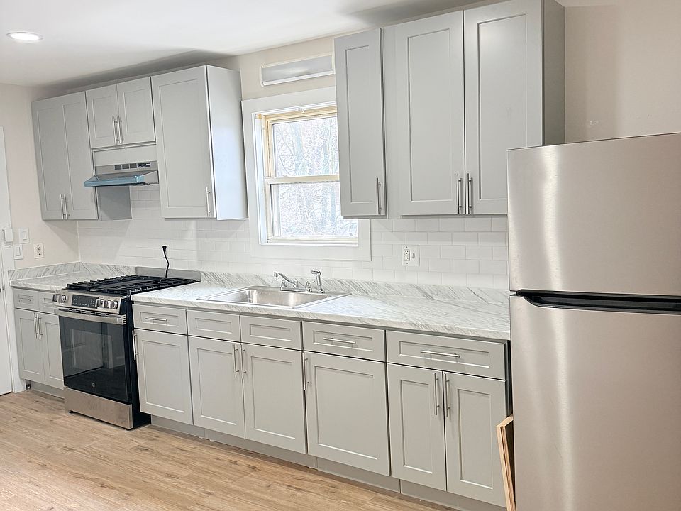 1st image of 121 Oak St #2