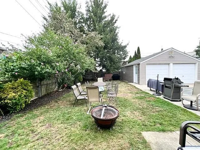 4 bed, 2.0 bath, 979 sqft, $4,250 — Photo 4