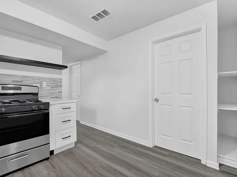 2152 W 21st St #1R — Photo 9
