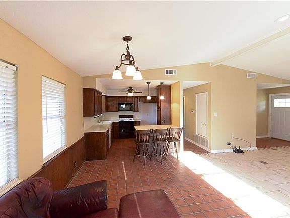 4th image of 1103 Oakwood Dr